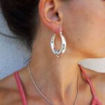 Comment porter les bijoux ethniques et de grandes boucles d'oreilles?