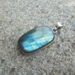 Pendentif en labradorite bleue