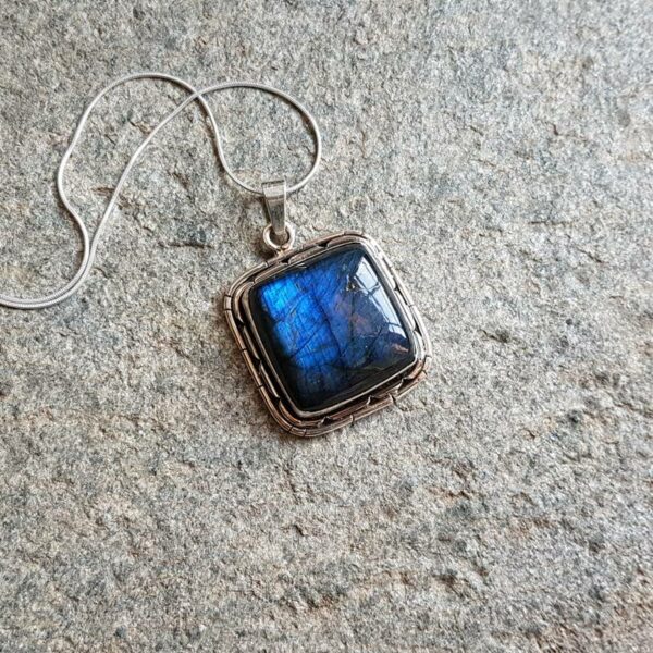 Gros pendentif en labradorite