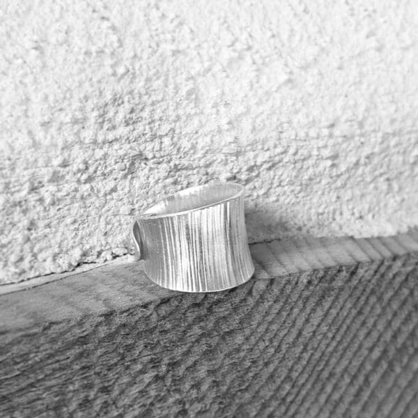 Bague fine en argent strié