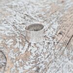 Bague large en argent martelé