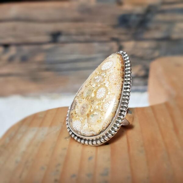 Bague en corail fossile