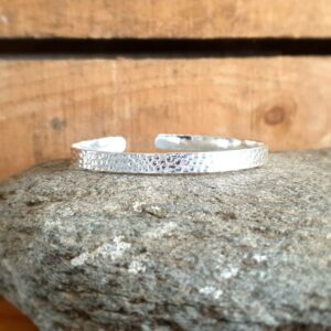 Bracelet jonc fin en argent martelé