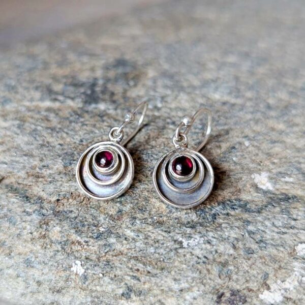 Petites boucles d'oreilles grenat