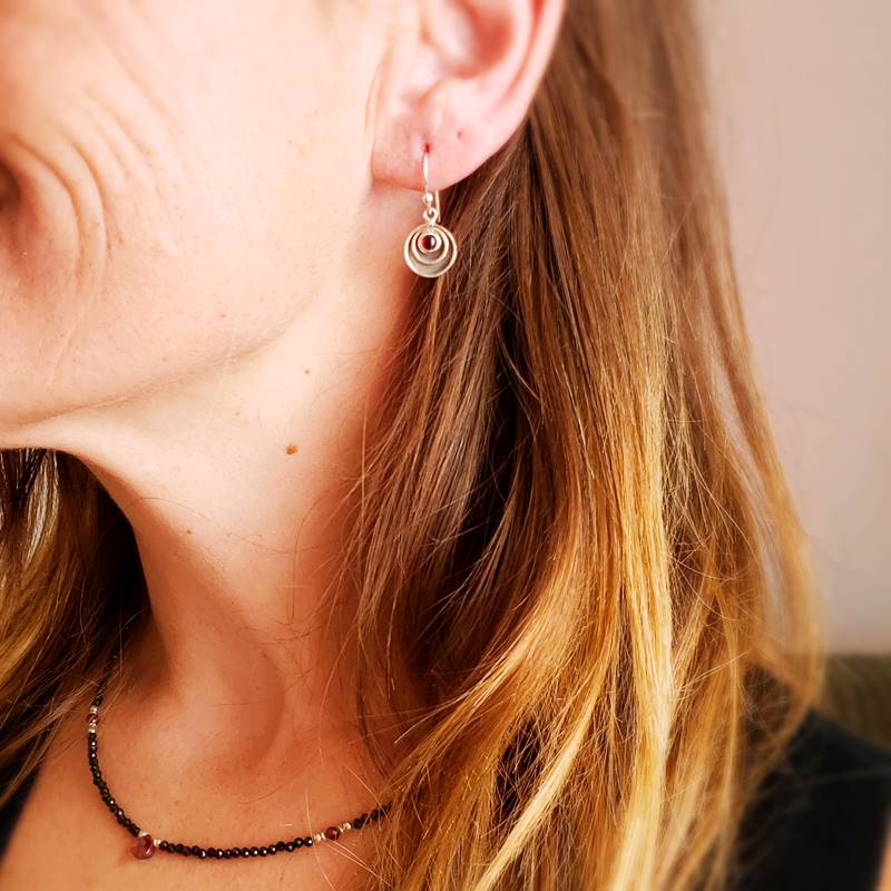 Petites boucles d'oreilles grenat