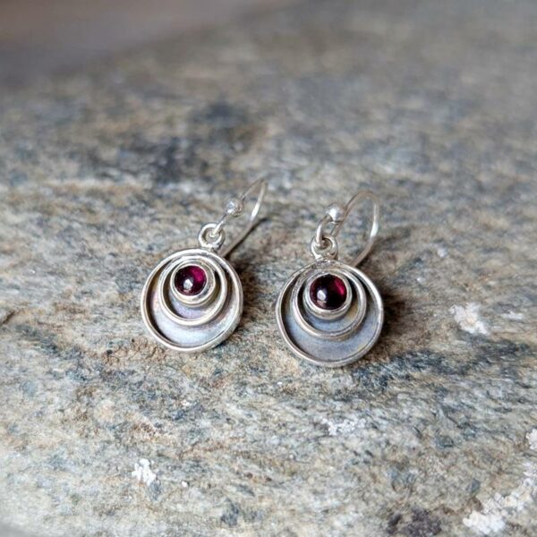 Petites boucles d'oreilles grenat