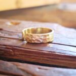 Bague martelée dorée ajustable