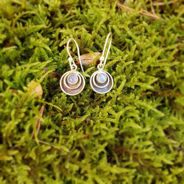 Petites boucles d'oreilles pierre de lune