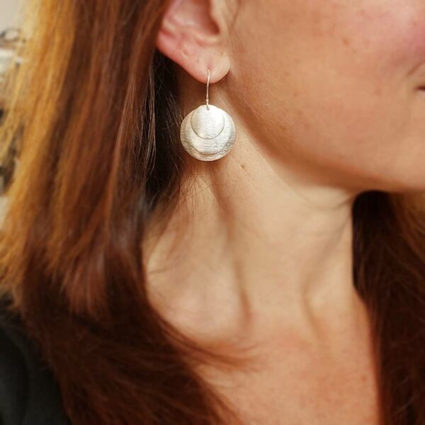 Boucles d'oreilles contemporaines en argent