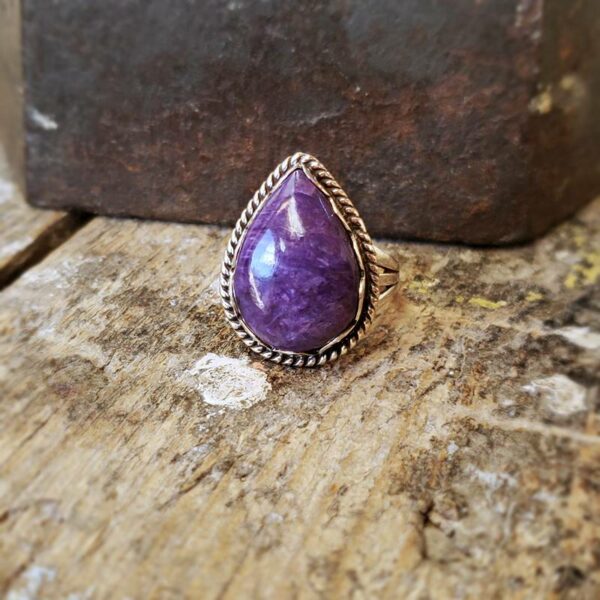 Bague en argent et charoïte goutte