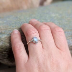 Bague fine pierre de lune argent perlé