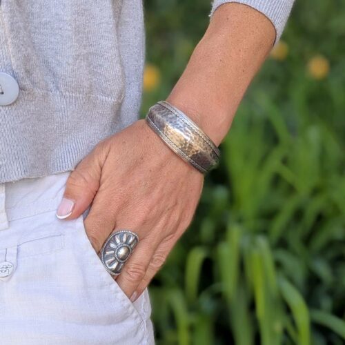 Gros bracelet ethnique en argent martelé - Bijoux artisanaux OMYOKI