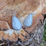 Longues boucles d'oreilles martelées argent