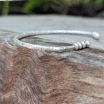 Bracelet jonc tribal en argent martelé