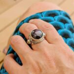 Bague ethnique en rubis indien et opale blanche