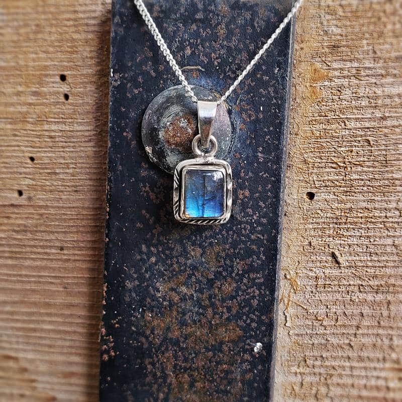 Petit pendentif labradorite carré Petit pendentif labradorite carré