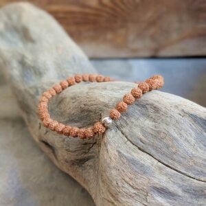 Bracelet fin en rudraksha de l'Himalaya