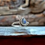 Bague fine labradorite argent perlé